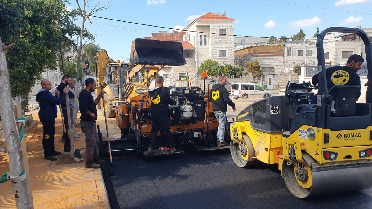  بالصور: تعبيد شارع في حي الواحة الخضراء في مدينة اللد 